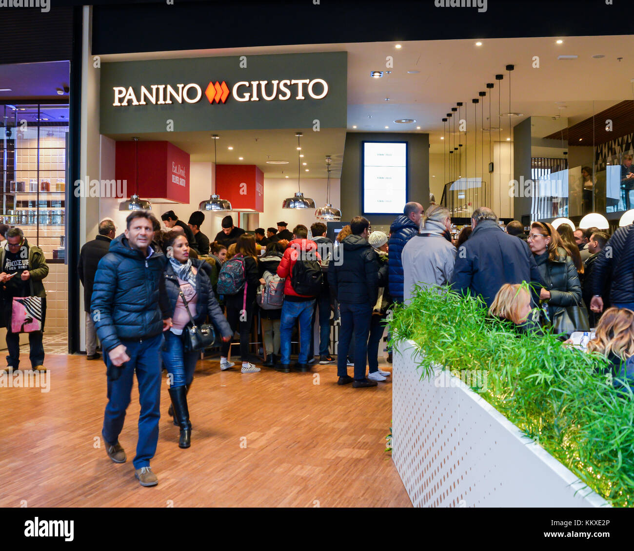 Presso il quartiere tre Torri di Milano, Lombardia, Italia, è stato recentemente inaugurato un nuovo quartiere commerciale, chiamato CityLife District. Secondo gli analisti, CityLife dovrebbe portare 7 milioni di visitatori all'anno dal 2018. Il centro commerciale per famiglie dispone di piazze interne ed esterne, negozi, sala ristorazione, ristoranti, cinema, caffè e centri benessere. Foto Stock