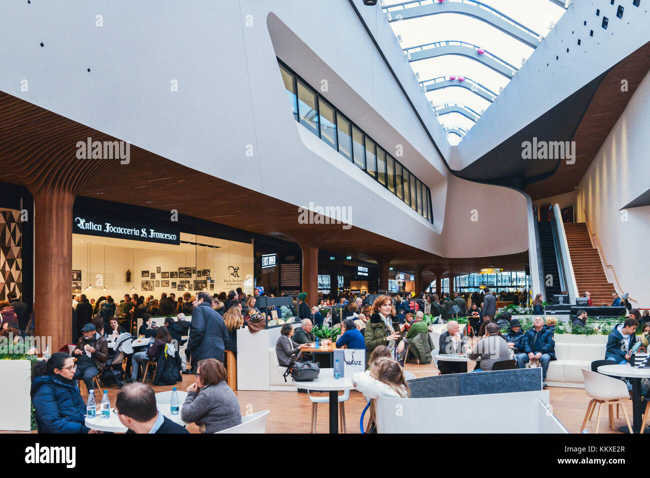 Presso il quartiere tre Torri di Milano, Lombardia, Italia, è stato recentemente inaugurato un nuovo quartiere commerciale, chiamato CityLife District. Secondo gli analisti, CityLife dovrebbe portare 7 milioni di visitatori all'anno dal 2018. Il centro commerciale per famiglie dispone di piazze interne ed esterne, negozi, sala ristorazione, ristoranti, cinema, caffè e centri benessere. Foto Stock
