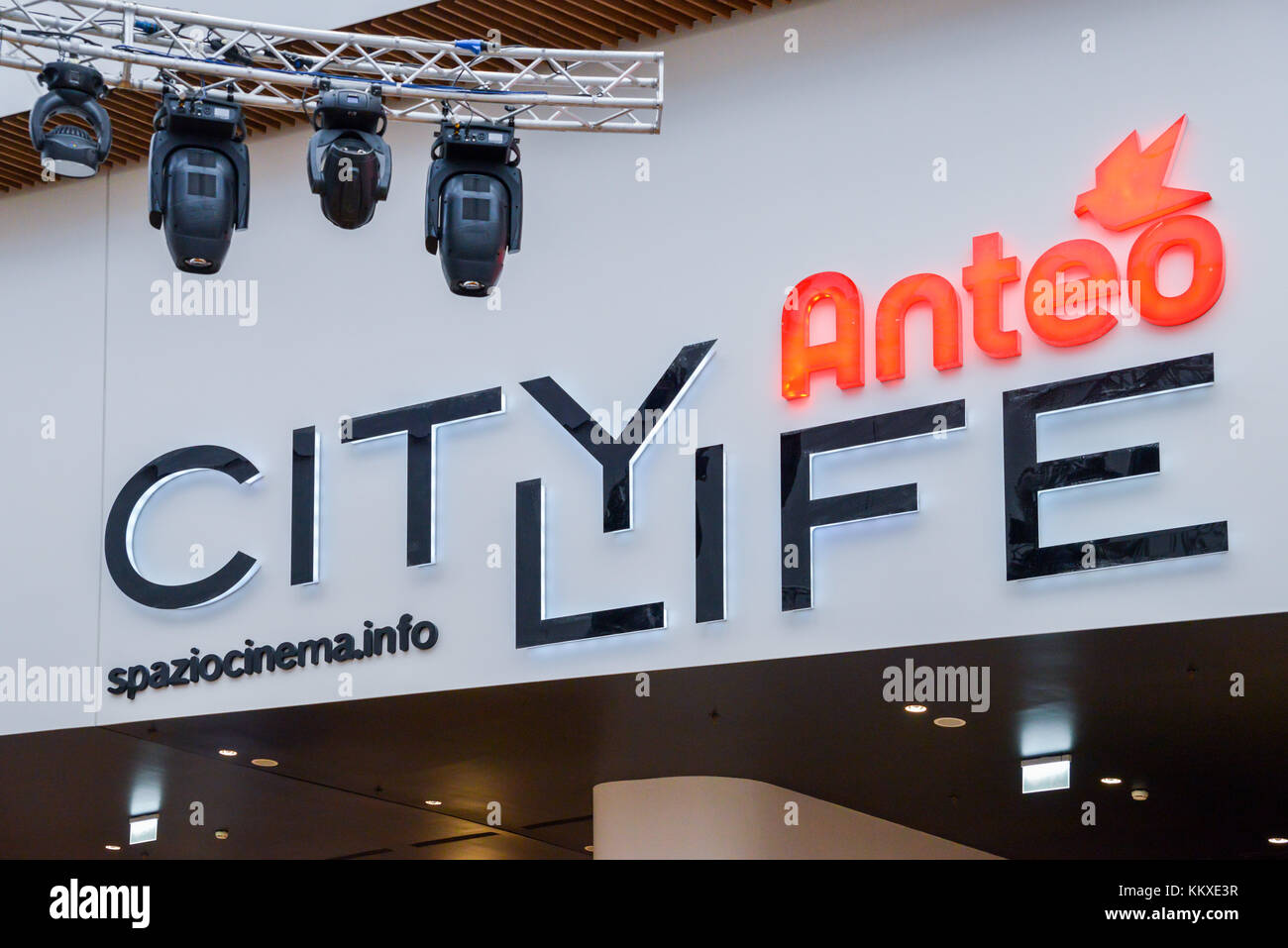 Presso il quartiere tre Torri di Milano, Lombardia, Italia, è stato recentemente inaugurato un nuovo quartiere commerciale, chiamato CityLife District. Secondo gli analisti, CityLife dovrebbe portare 7 milioni di visitatori all'anno dal 2018. Il centro commerciale per famiglie dispone di piazze interne ed esterne, negozi, sala ristorazione, ristoranti, cinema, caffè e centri benessere. Foto Stock