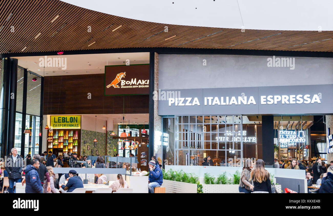 Presso il quartiere tre Torri di Milano, Lombardia, Italia, è stato recentemente inaugurato un nuovo quartiere commerciale, chiamato CityLife District. Secondo gli analisti, CityLife dovrebbe portare 7 milioni di visitatori all'anno dal 2018. Il centro commerciale per famiglie dispone di piazze interne ed esterne, negozi, sala ristorazione, ristoranti, cinema, caffè e centri benessere. Foto Stock