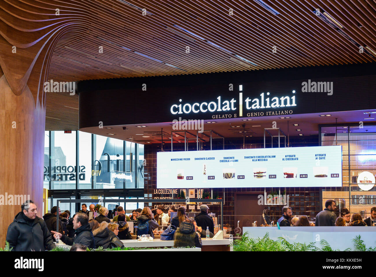 Presso il quartiere tre Torri di Milano, Lombardia, Italia, è stato recentemente inaugurato un nuovo quartiere commerciale, chiamato CityLife District. Secondo gli analisti, CityLife dovrebbe portare 7 milioni di visitatori all'anno dal 2018. Il centro commerciale per famiglie dispone di piazze interne ed esterne, negozi, sala ristorazione, ristoranti, cinema, caffè e centri benessere. Foto Stock