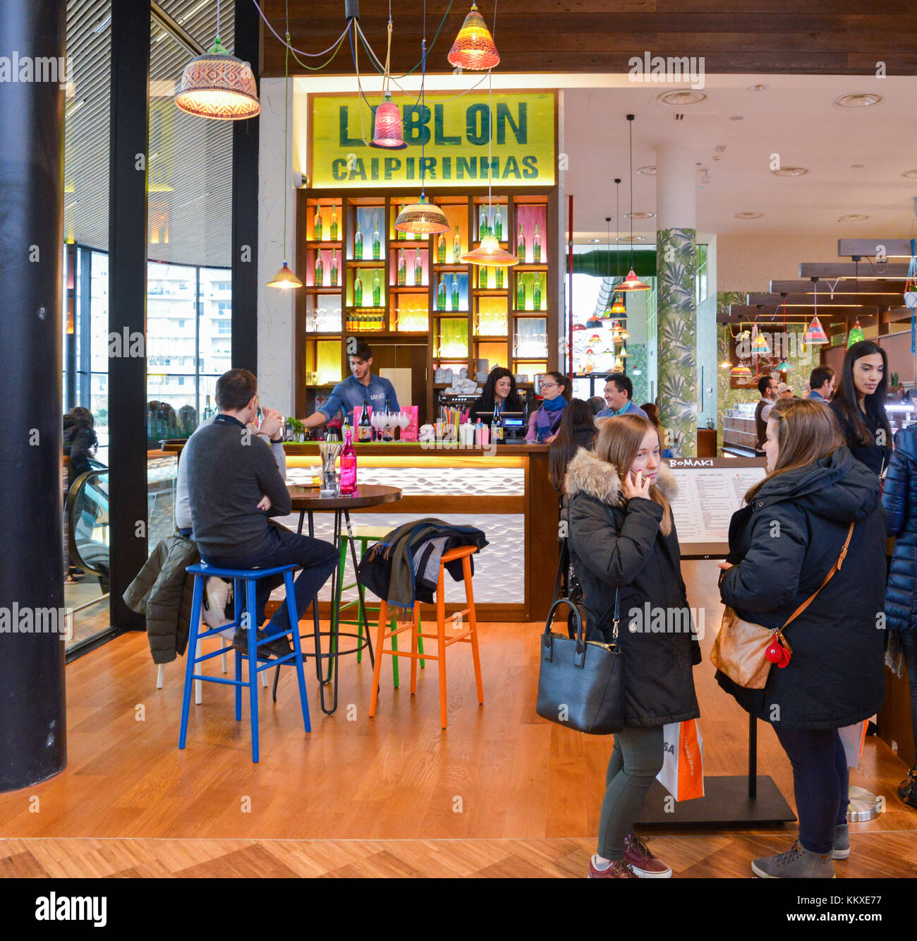 Presso il quartiere tre Torri di Milano, Lombardia, Italia, è stato recentemente inaugurato un nuovo quartiere commerciale, chiamato CityLife District. Secondo gli analisti, CityLife dovrebbe portare 7 milioni di visitatori all'anno dal 2018. Il centro commerciale per famiglie dispone di piazze interne ed esterne, negozi, sala ristorazione, ristoranti, cinema, caffè e centri benessere. Foto Stock