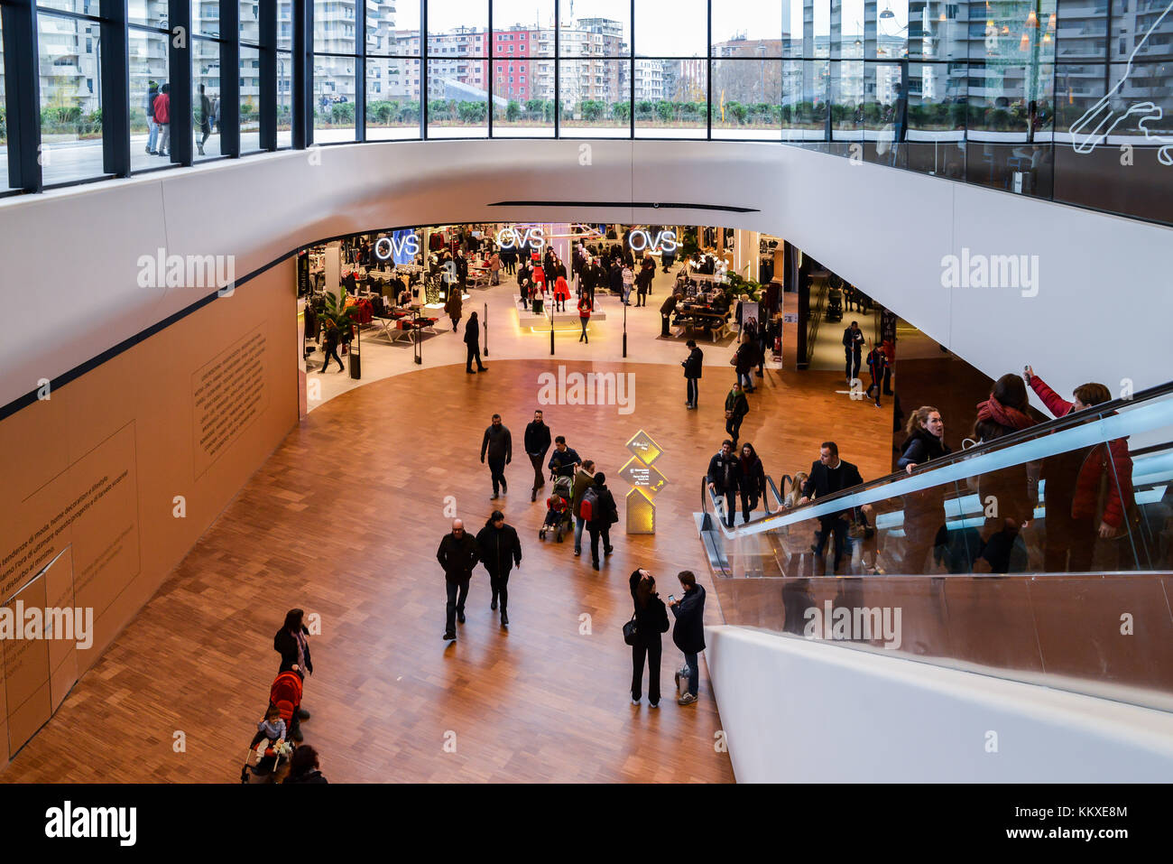 Presso il quartiere tre Torri di Milano, Lombardia, Italia, è stato recentemente inaugurato un nuovo quartiere commerciale, chiamato CityLife District. Secondo gli analisti, CityLife dovrebbe portare 7 milioni di visitatori all'anno dal 2018. Il centro commerciale per famiglie dispone di piazze interne ed esterne, negozi, sala ristorazione, ristoranti, cinema, caffè e centri benessere. Foto Stock
