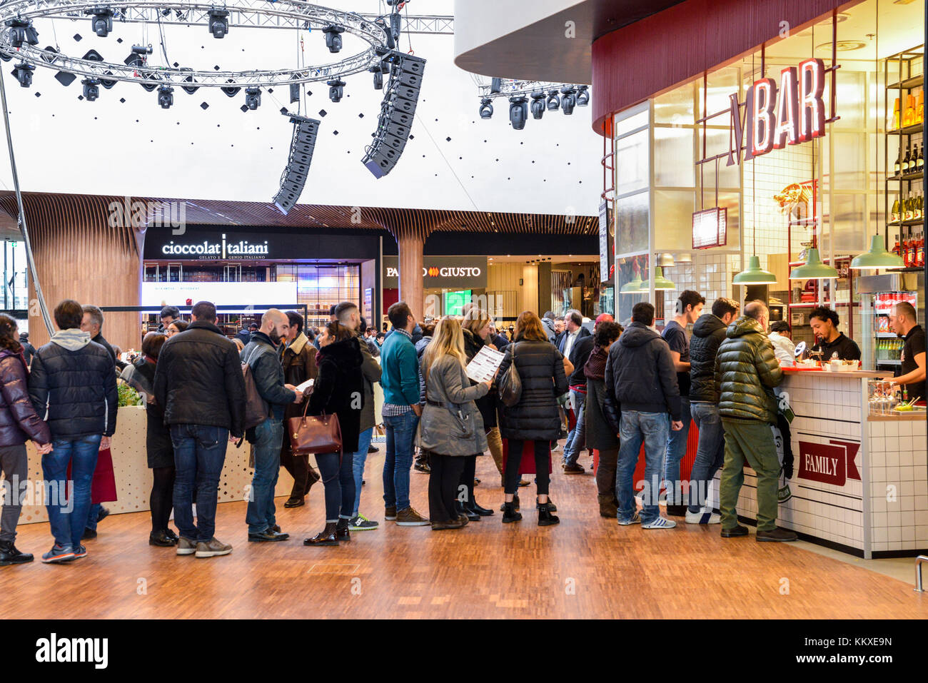 Presso il quartiere tre Torri di Milano, Lombardia, Italia, è stato recentemente inaugurato un nuovo quartiere commerciale, chiamato CityLife District. Secondo gli analisti, CityLife dovrebbe portare 7 milioni di visitatori all'anno dal 2018. Il centro commerciale per famiglie dispone di piazze interne ed esterne, negozi, sala ristorazione, ristoranti, cinema, caffè e centri benessere. Foto Stock