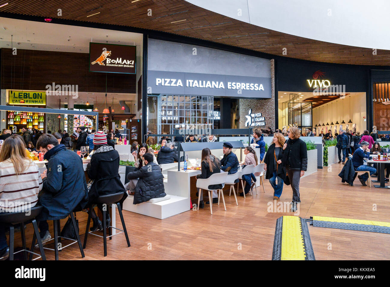 Presso il quartiere tre Torri di Milano, Lombardia, Italia, è stato recentemente inaugurato un nuovo quartiere commerciale, chiamato CityLife District. Secondo gli analisti, CityLife dovrebbe portare 7 milioni di visitatori all'anno dal 2018. Il centro commerciale per famiglie dispone di piazze interne ed esterne, negozi, sala ristorazione, ristoranti, cinema, caffè e centri benessere. Foto Stock