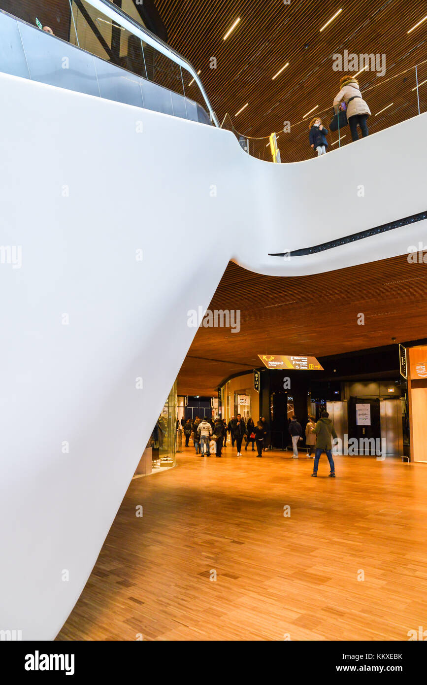 Presso il quartiere tre Torri di Milano, Lombardia, Italia, è stato recentemente inaugurato un nuovo quartiere commerciale, chiamato CityLife District. Secondo gli analisti, CityLife dovrebbe portare 7 milioni di visitatori all'anno dal 2018. Il centro commerciale per famiglie dispone di piazze interne ed esterne, negozi, sala ristorazione, ristoranti, cinema, caffè e centri benessere. Foto Stock