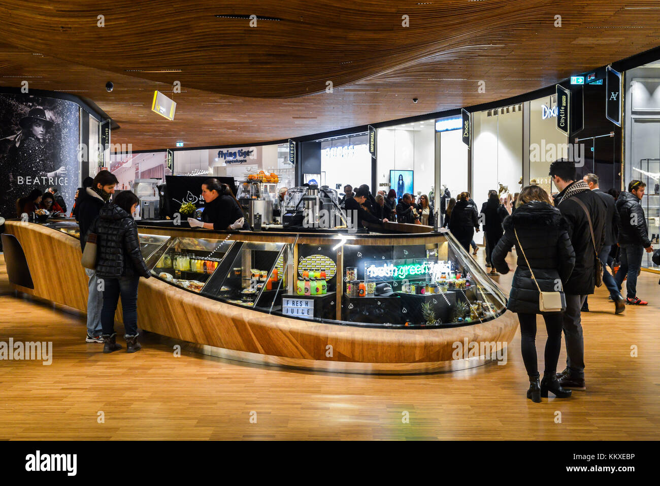 Presso il quartiere tre Torri di Milano, Lombardia, Italia, è stato recentemente inaugurato un nuovo quartiere commerciale, chiamato CityLife District. Secondo gli analisti, CityLife dovrebbe portare 7 milioni di visitatori all'anno dal 2018. Il centro commerciale per famiglie dispone di piazze interne ed esterne, negozi, sala ristorazione, ristoranti, cinema, caffè e centri benessere. Foto Stock