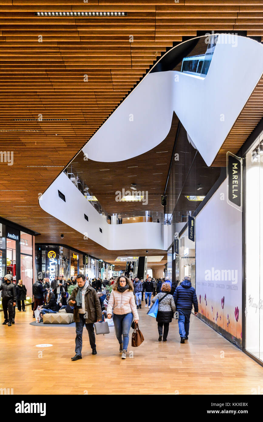 Presso il quartiere tre Torri di Milano, Lombardia, Italia, è stato recentemente inaugurato un nuovo quartiere commerciale, chiamato CityLife District. Secondo gli analisti, CityLife dovrebbe portare 7 milioni di visitatori all'anno dal 2018. Il centro commerciale per famiglie dispone di piazze interne ed esterne, negozi, sala ristorazione, ristoranti, cinema, caffè e centri benessere. Foto Stock