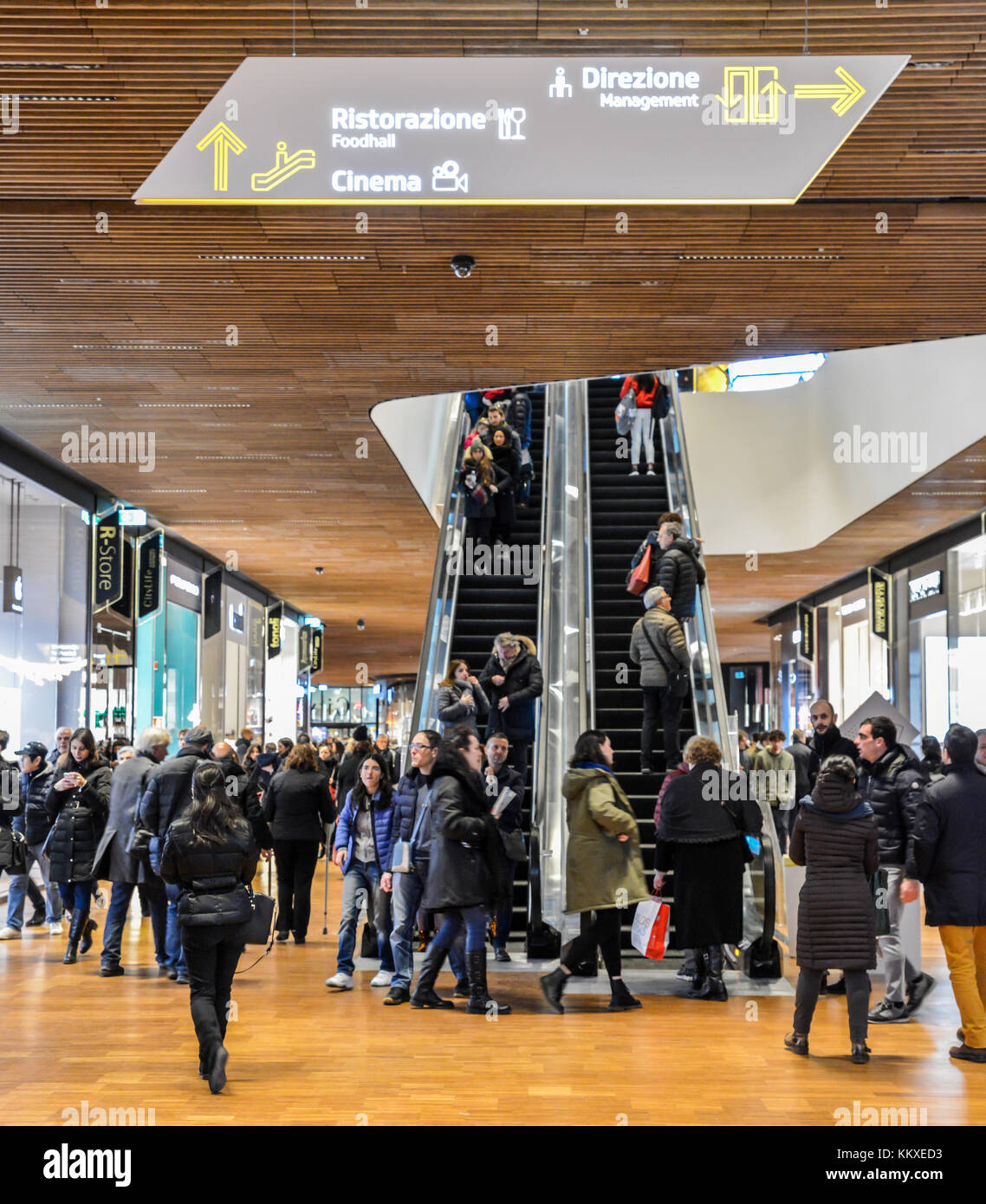 Presso il quartiere tre Torri di Milano, Lombardia, Italia, è stato recentemente inaugurato un nuovo quartiere commerciale, chiamato CityLife District. Secondo gli analisti, CityLife dovrebbe portare 7 milioni di visitatori all'anno dal 2018. Il centro commerciale per famiglie dispone di piazze interne ed esterne, negozi, sala ristorazione, ristoranti, cinema, caffè e centri benessere. Foto Stock