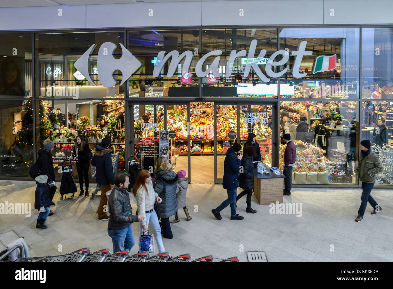 Presso il quartiere tre Torri di Milano, Lombardia, Italia, è stato recentemente inaugurato un nuovo quartiere commerciale, chiamato CityLife District. Secondo gli analisti, CityLife dovrebbe portare 7 milioni di visitatori all'anno dal 2018. Il centro commerciale per famiglie dispone di piazze interne ed esterne, negozi, sala ristorazione, ristoranti, cinema, caffè e centri benessere. Foto Stock