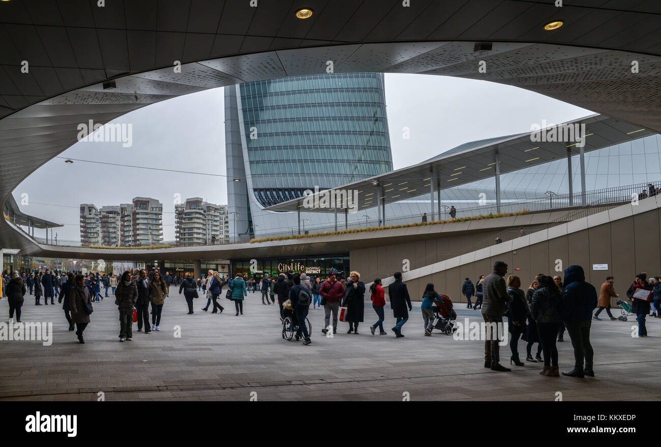 Presso il quartiere tre Torri di Milano, Lombardia, Italia, è stato recentemente inaugurato un nuovo quartiere commerciale, chiamato CityLife District. Secondo gli analisti, CityLife dovrebbe portare 7 milioni di visitatori all'anno dal 2018. Il centro commerciale per famiglie dispone di piazze interne ed esterne, negozi, sala ristorazione, ristoranti, cinema, caffè e centri benessere. Foto Stock