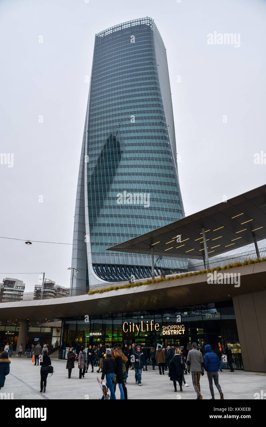 Presso il quartiere tre Torri di Milano, Lombardia, Italia, è stato recentemente inaugurato un nuovo quartiere commerciale, chiamato CityLife District. Secondo gli analisti, CityLife dovrebbe portare 7 milioni di visitatori all'anno dal 2018. Il centro commerciale per famiglie dispone di piazze interne ed esterne, negozi, sala ristorazione, ristoranti, cinema, caffè e centri benessere. Foto Stock