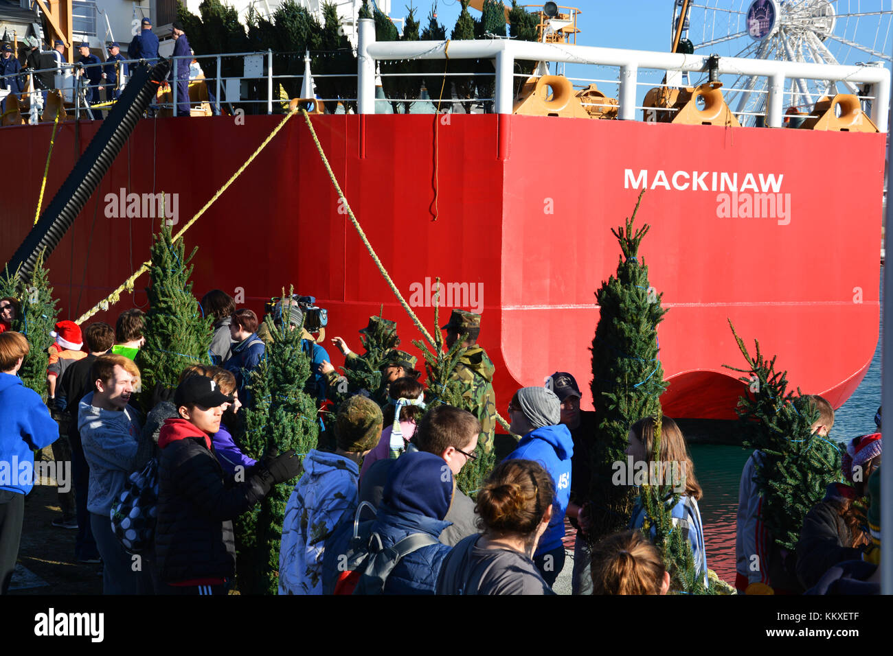 Chicago, Stati Uniti d'America. 2° dic, 2017. La Guardia Costiera degli Stati Uniti e i giovani volontari scaricare 1.200 alberi di Natale dalla Guardacoste Mackinaw a Navy Pier. L annuale rievocazione storica rende omaggio al passato quando gli alberi sono stati portati in e venduto dalla vela golette e a Chicago più noto di Christmas Ship, Rouse Simmons, che alberi trasportati dal Michigan per oltre trenta anni fino a quando la nave affondò in una tempesta su di esso gestito in 1912. Chicago nautica della comunità ha rievoca la leggenda l'evento ogni anno sin dal 2000, con grandi laghi USCG taglierina che serve come la nave di Natale. Credito: D Valutazione Smith/Alamy Live News Foto Stock