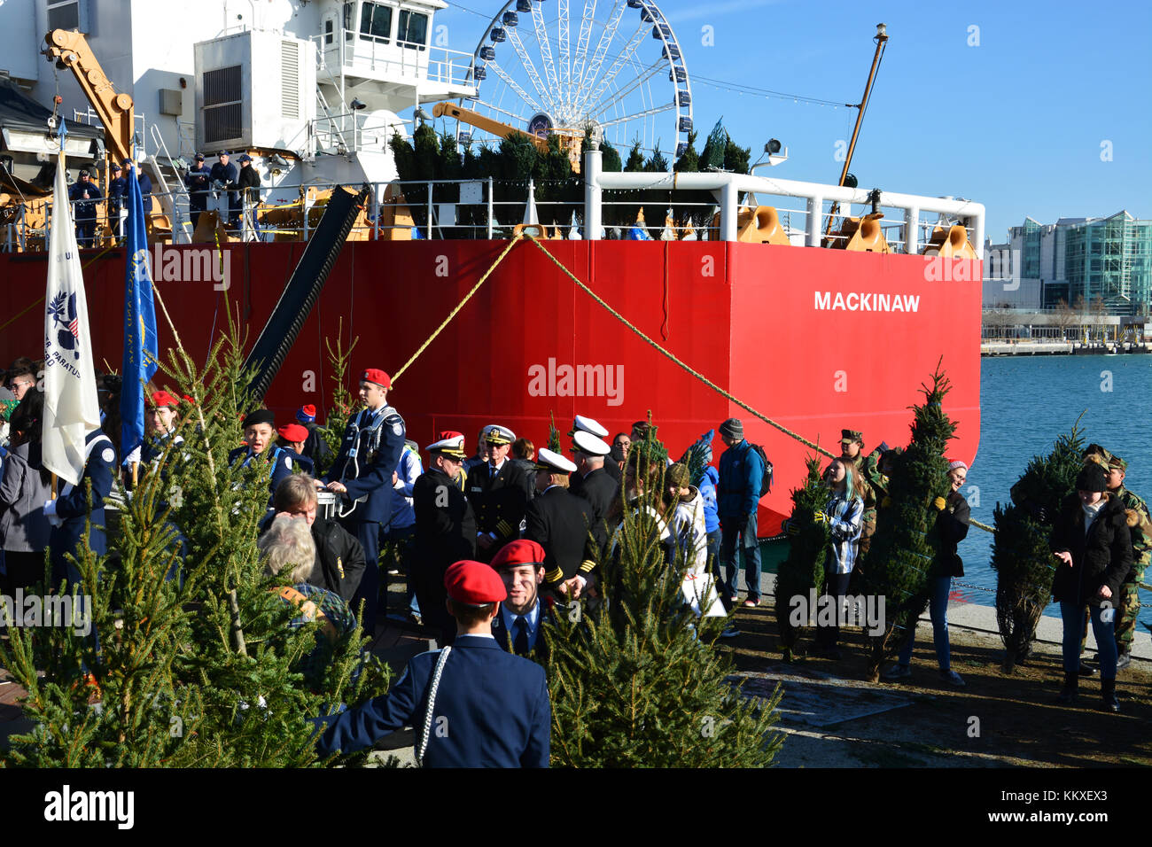 Chicago, Stati Uniti d'America. 2° dic, 2017. La Guardia Costiera degli Stati Uniti e i giovani volontari scaricare 1.200 alberi di Natale dalla Guardacoste Mackinaw a Navy Pier. L annuale rievocazione storica rende omaggio al passato quando gli alberi sono stati portati in e venduto dalla vela golette e a Chicago più noto di Christmas Ship, Rouse Simmons, che alberi trasportati dal Michigan per oltre trenta anni fino a quando la nave affondò in una tempesta su di esso gestito in 1912. Chicago nautica della comunità ha rievoca la leggenda l'evento ogni anno sin dal 2000, con grandi laghi USCG taglierina che serve come la nave di Natale. Credito: D Valutazione Smith/Alamy Live News Foto Stock