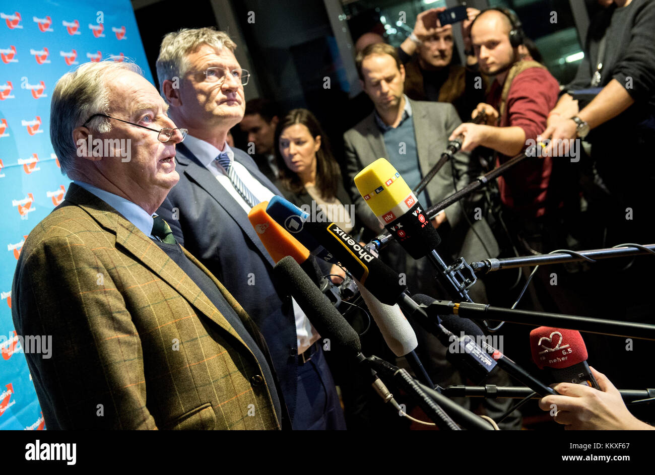 Hannover, Germania. 2 dicembre 2017. I nuovi co-presidenti dell'AFD Alexander Gauland (l) e Joerg Meuthen intervengono in una conferenza stampa all'alternative for Germany (alternative fuer Deutschland, AFD) alla conferenza del congresso dell'HCC Hannover Centrum di Hannover, Germania, 2 dicembre 2017. Credit: Julian Stratenschulte/dpa/Alamy Live News Foto Stock