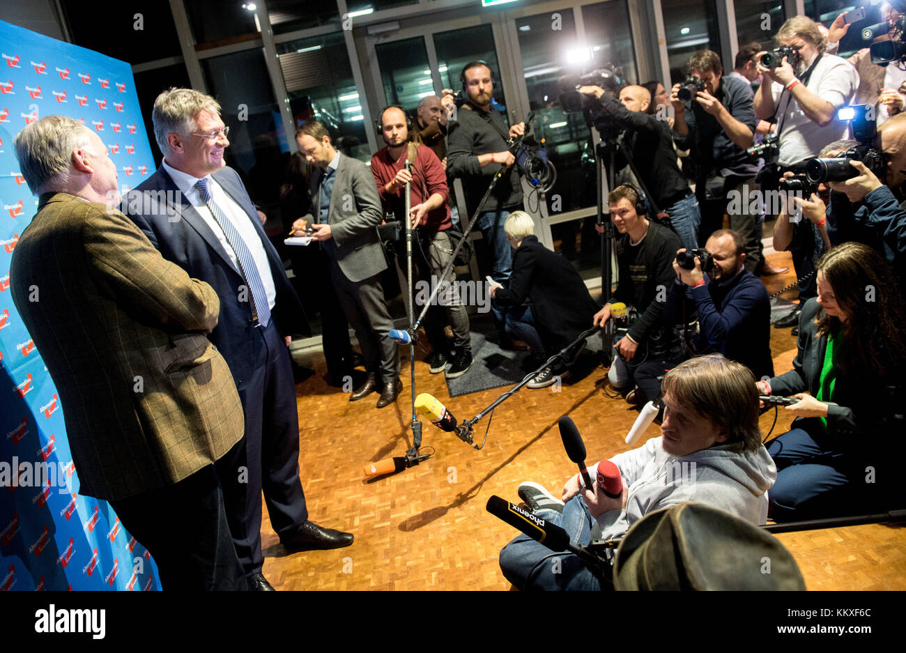 Hannover, Germania. 2 dicembre 2017. I nuovi co-presidenti dell'AFD Alexander Gauland (l) e Joerg Meuthen intervengono in una conferenza stampa all'alternative for Germany (alternative fuer Deutschland, AFD) alla conferenza del congresso dell'HCC Hannover Centrum di Hannover, Germania, 2 dicembre 2017. Credit: Julian Stratenschulte/dpa/Alamy Live News Foto Stock