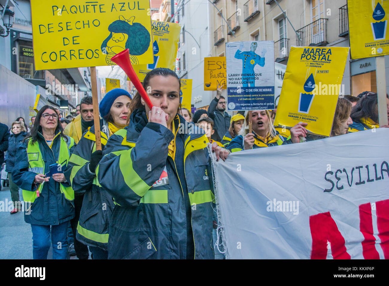 Madrid, Spagna. 2° dic, 2017. Posta lavoratori dimostra contro contratti di immondizia in Madrid Spagna Credito: Alberto Ramírez Sibaja/Alamy Live News Foto Stock