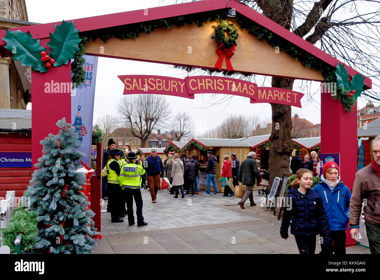 Salisbury Mercatino di Natale, Wiltshire, Regno Unito. 2° dic, 2017. La pioggia e il freddo non ha messo un dampner su Gli spiriti di molte persone che è venuto a Salisbury Mercatino di Natale di oggi. Credito: Andrew Harker/Alamy Live News Foto Stock