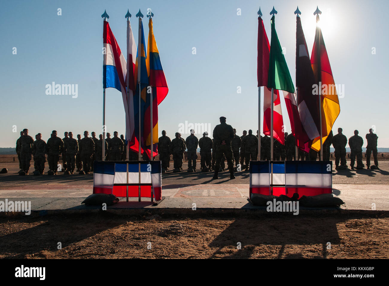 Fort Bragg, North Carolina, Stati Uniti. 1 dicembre 2017. 1 dicembre 2017 - FORT BRAGG, N.C., USA - il tenente colonnello Tomas Tintor, centro, si prepara a presentare le ali di salto della sua nazione ai paracadutisti dell'esercito americano dopo aver completato con successo un salto nella Sicily Drop zone, venerdì, al 20° annuale Randy Oler Memorial Operation Toy Drop. L'operazione aviotrasportata, ospitata dallo U.S. Army Civil Affairs & Psychological Operations Command (Airborne), è la più grande operazione aerea combinata al mondo con paracadutisti provenienti da nove nazioni alleate partecipanti. L'evento annuale consente ai paracadutisti di avere l'opportunità Foto Stock