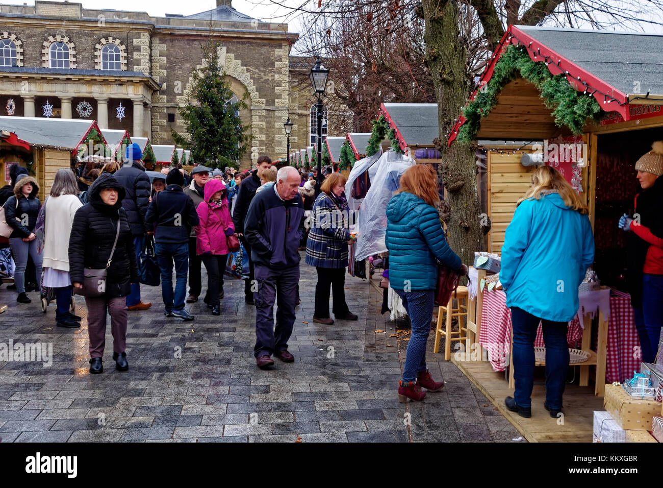 Salisbury Mercatino di Natale, Wiltshire, Regno Unito. 2° dic, 2017. La pioggia e il freddo non ha messo un dampner su Gli spiriti di molte persone che è venuto a Salisbury Mercatino di Natale di oggi. Credito: Andrew Harker/Alamy Live News Foto Stock