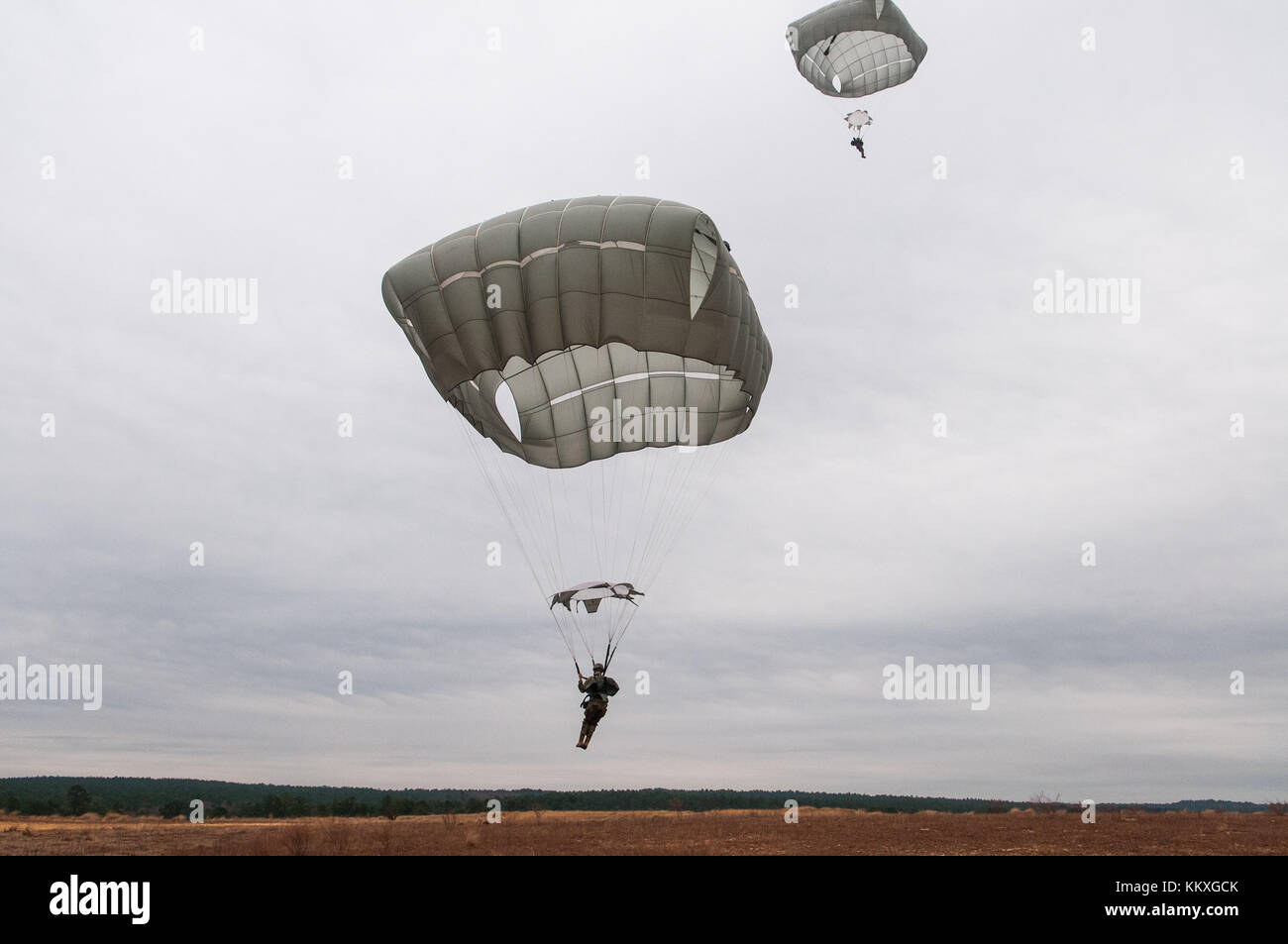 Fort Bragg, North Carolina, Stati Uniti. 2 dicembre 2017. 2 dicembre 2017 - FORT BRAGG, N.C., USA - i paracadutisti dell'Esercito degli Stati Uniti atterrano nella Sicily Drop zone per il 20° annuale Randy Oler Memorial Operation Toy Drop, ospitato dallo U.S. Army Civil Affairs & Psychological Operations Command (Airborne). L'evento annuale, presentato come la più grande operazione aerea combinata al mondo con paracadutisti provenienti da nove nazioni alleate, consente ai paracadutisti di aiutare i bambini delle comunità che circondano Fort Bragg a ricevere giocattoli donati per le vacanze natalizie. Crediti: Timothy Hale/ZUMA Wire/Alamy Live News Foto Stock