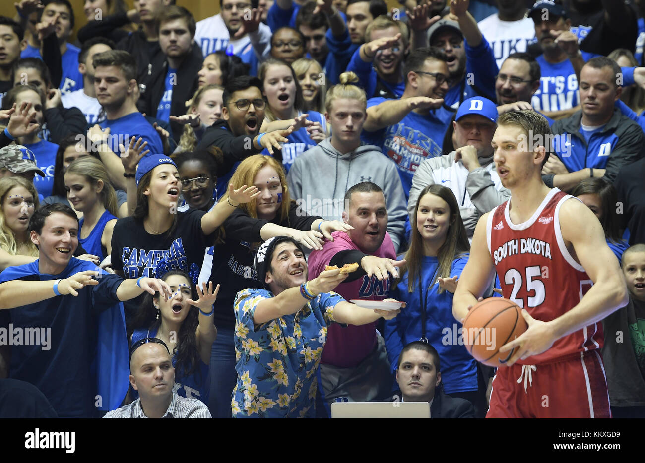 Durham, North Carolina, Stati Uniti d'America. 2° dic, 2017. Il duca ventole intimidire TYLER HAGEDORN (25) del Sud Dakota. Il duca diavoli blu ha ospitato il Dakota del Sud il coyote al Cameron Indoor Stadium di Durham, N.C. Credito: Fabian Radulescu/ZUMA filo/Alamy Live News Foto Stock