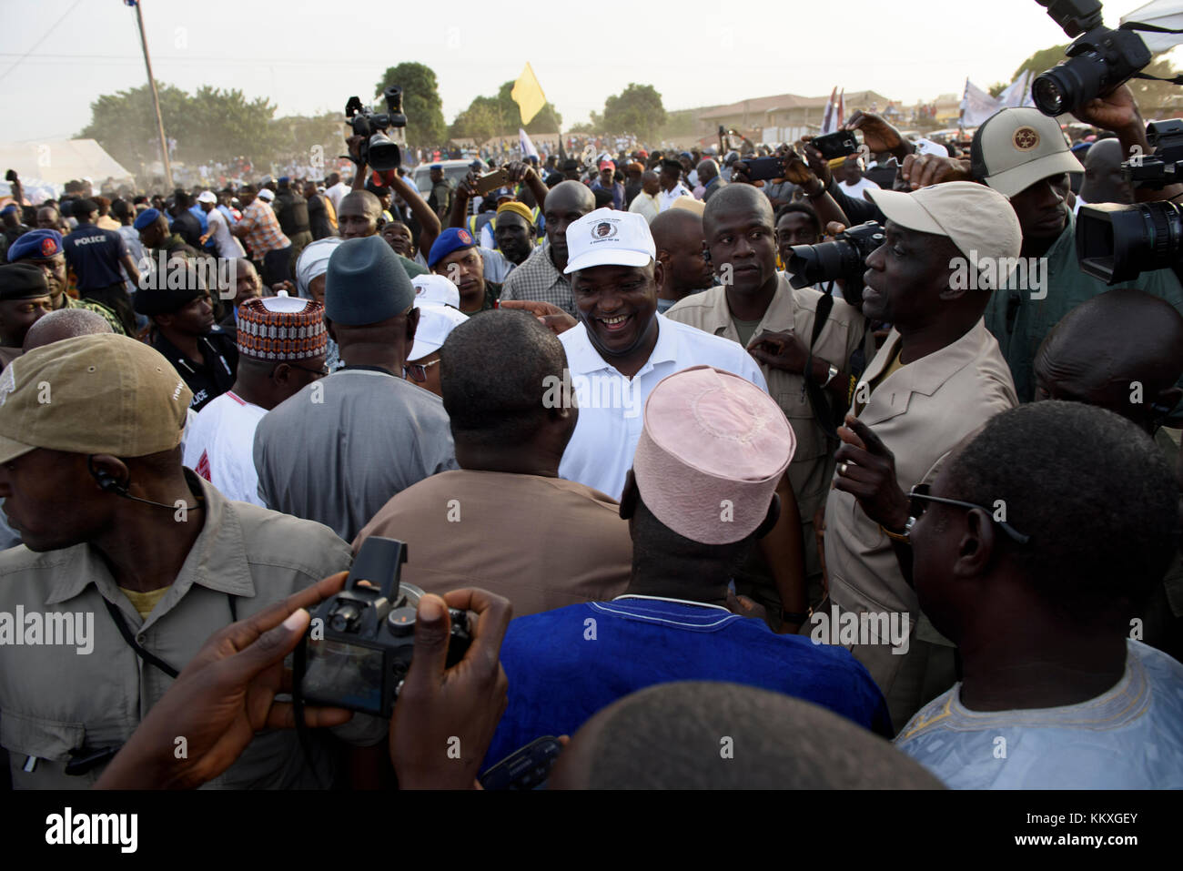 Il Gambia. 2° dic 2017. Presidente della Repubblica della Gambia Adama Barrow è saluto le persone che si sono riuniti per celebrare il suo un anno celebrazione dell anniversario presso il calcio Buffer-Zone park in Latrikunda, il Gambia. Adama Barrow fatto storia quando egli ha sconfitto Yahya Jammeh, Gambia autoritario presidente di 22 anni, diventando un nuovo gambiana presidente-eletto il 2 Dic 2016. Credito: ZEN - Zaneta Razaite / Alamy Live News Foto Stock