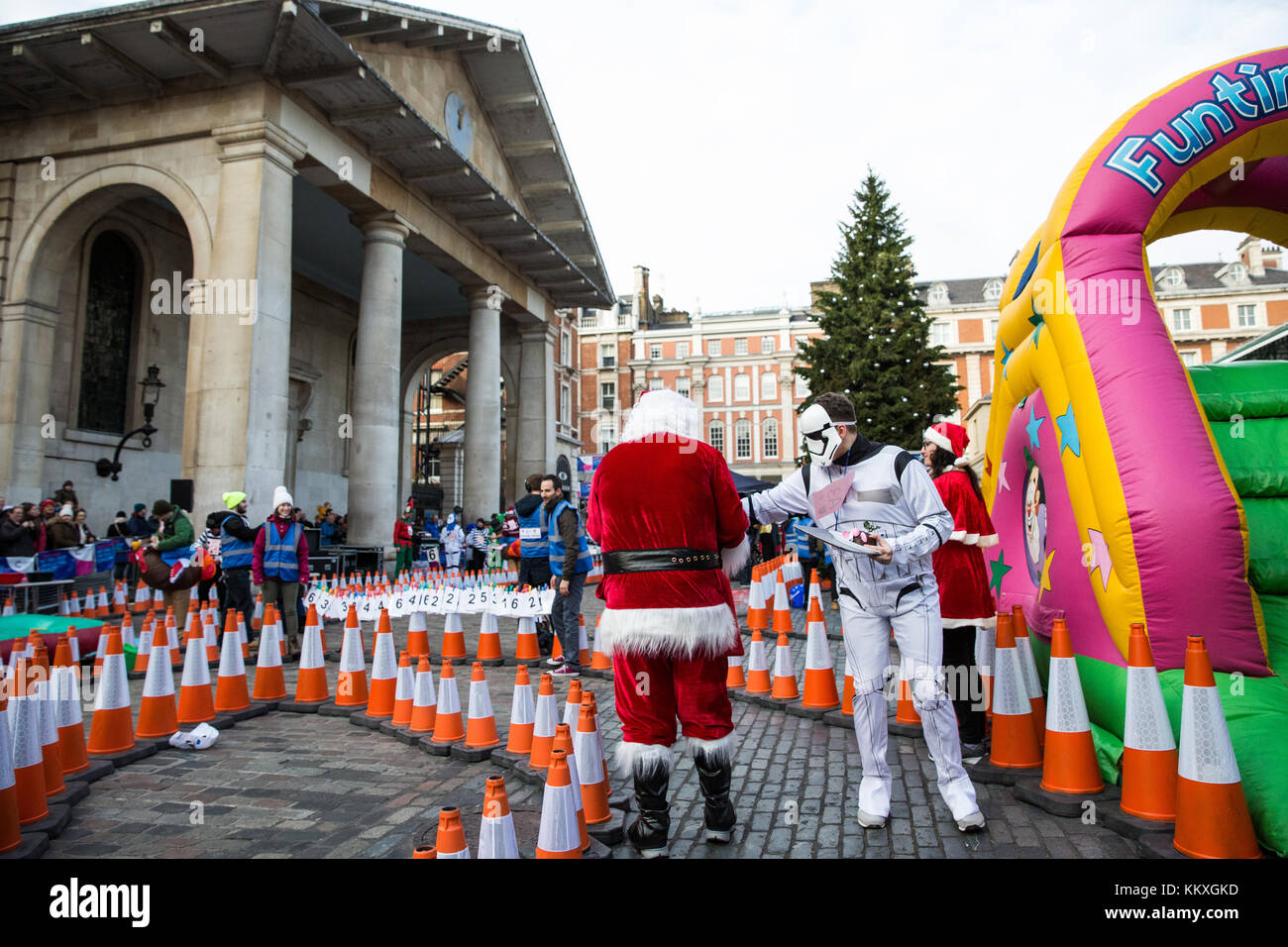 Londra, Regno Unito. 2 dicembre, 2017. I membri delle squadre di sei, ogni vestito in abiti fantasiosi e portante un pudding natalizio su un vassoio, la battaglia per vincere il pudding natalizio trofeo durante il grande pudding natalizio gara a covent garden in aiuto del Cancer Research UK. Credito: mark kerrison/alamy live news Foto Stock