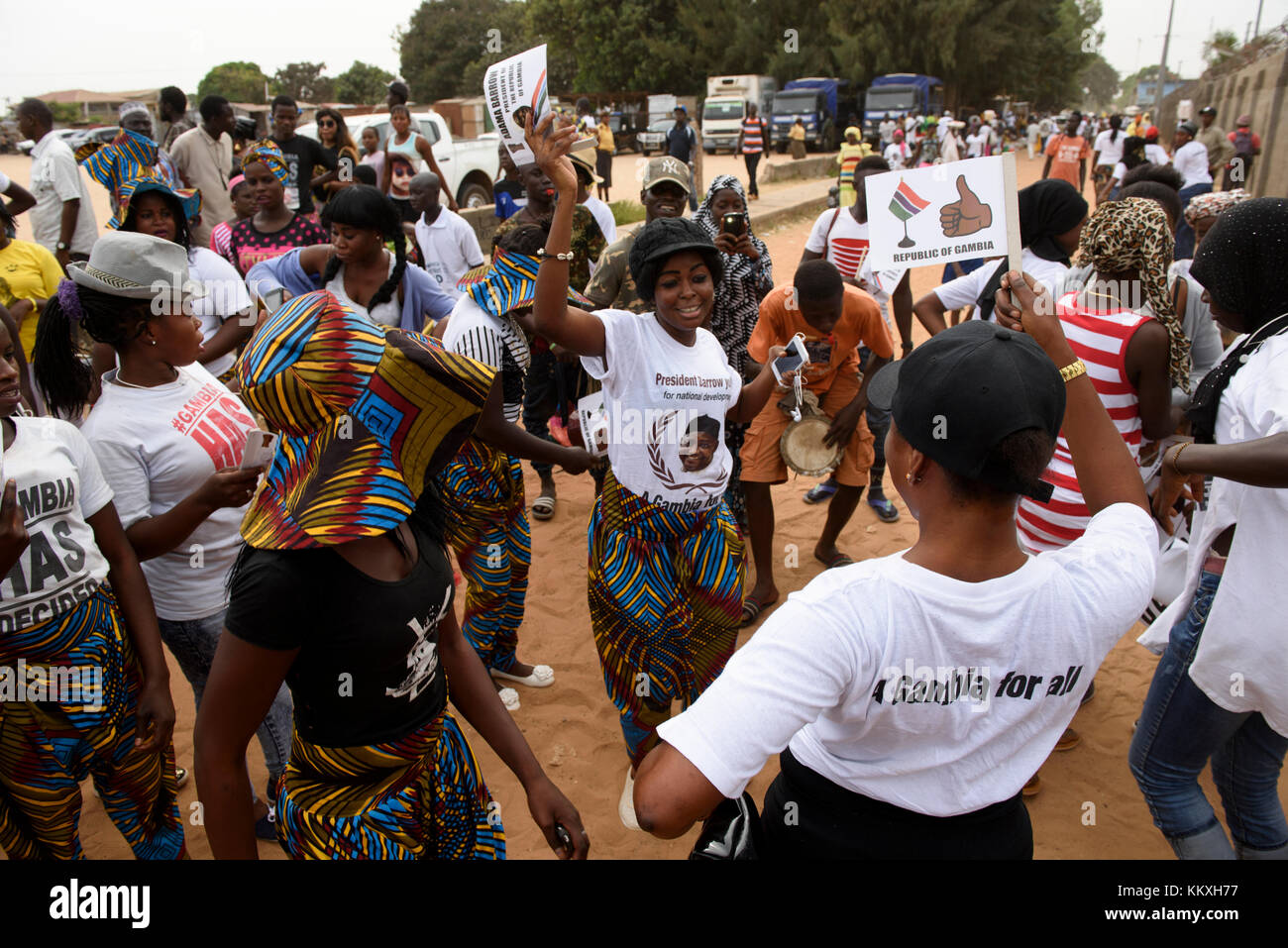 Il Gambia. 2° dic 2017. Migliaia di persone provenienti da tutta la Gambia si sono riuniti per celebrare il Presidente Adama Barrow è un anno celebrazione dell anniversario presso il calcio Buffer-Zone park in Latrikunda, il Gambia. Si vedono persone cantare e ballare durante la celebrazione. Credito: ZEN - Zaneta Razaite / Alamy Live News Foto Stock