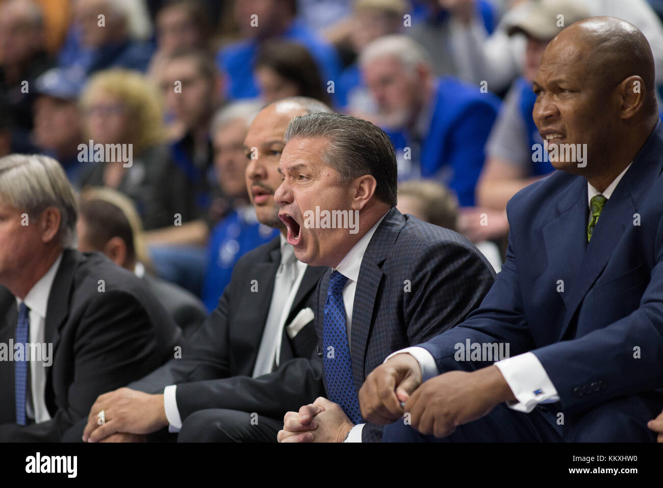 Lexington, Kentucky, Stati Uniti d'America. 2 dicembre, 2017. Sabato 2 dicembre, 2017 Rupp Arena, Lexington, KY, Stati Uniti d'America, Coach Calipari urlando al suo giocatori durante una Università del Kentucky di pallacanestro del Mens di gioco. Credito: Danny Pendleton/Alamy Live News Foto Stock