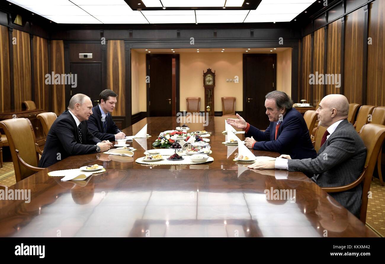 Giornalista americano e il regista Oliver Stone, destra, durante un incontro con il presidente russo Vladimir Putin al Cremlino dicembre 2, 2017 a Mosca, in Russia. Foto Stock