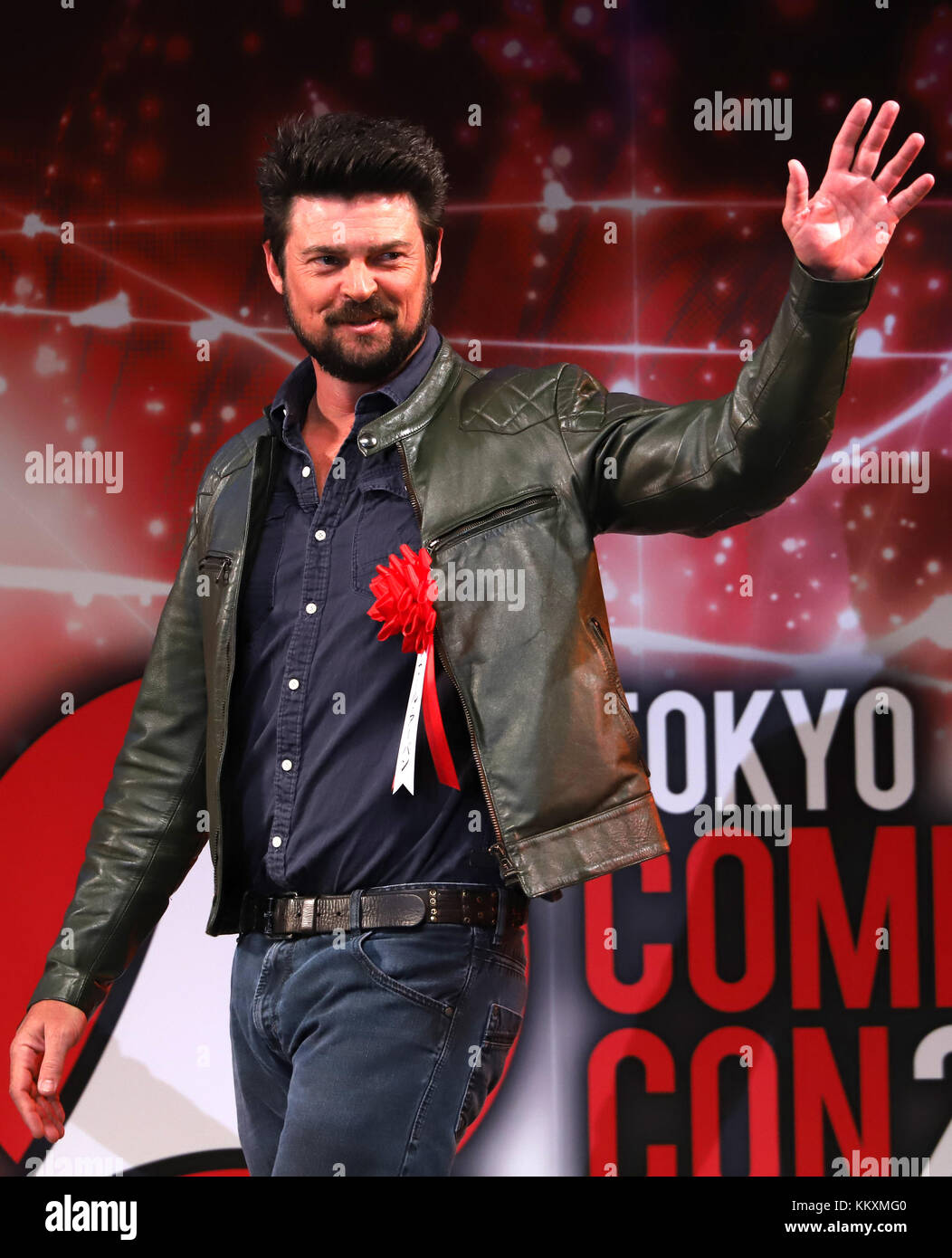 Chiba, Giappone. 1 dicembre 2017. L'attore neozelandese karl Urban reagisce al pubblico alla cerimonia di apertura del Tokyo Comic con 2017 a Chiba, nella periferia di Tokyo, venerdì 1 dicembre 2017. Ora è in Giappone per il Tokyo Comic con, una convention di tre giorni per fumetti e film americani. Crediti: Yoshio Tsunoda/AFLO/Alamy Live News Foto Stock