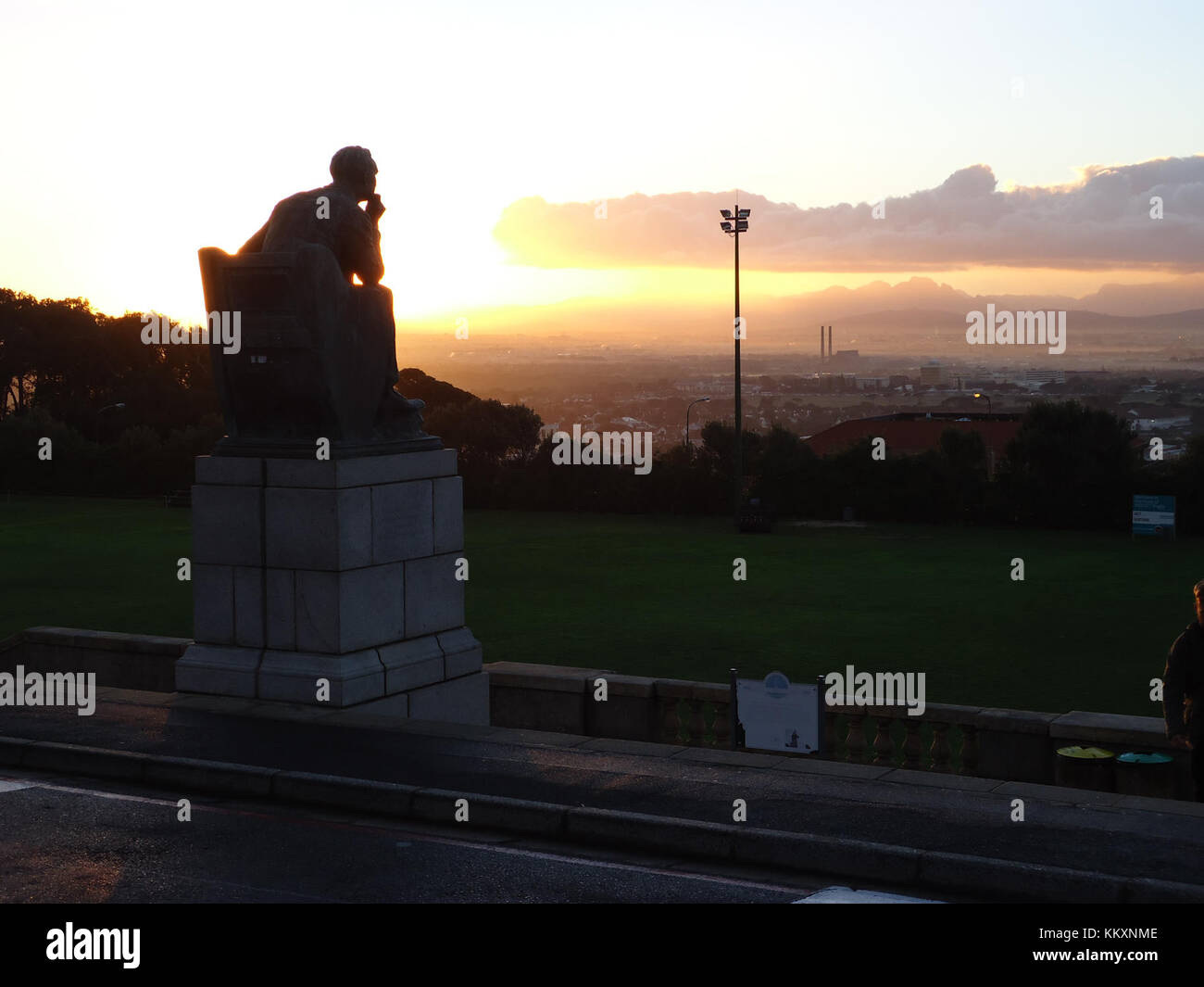 Questa immagine raffigura Cecil John Rhodes, un uomo d'affari britannico e figura coloniale, che osserva città del Capo, in Sudafrica, una città strettamente legata alla sua influenza imperiale alla fine del XIX secolo. Foto Stock