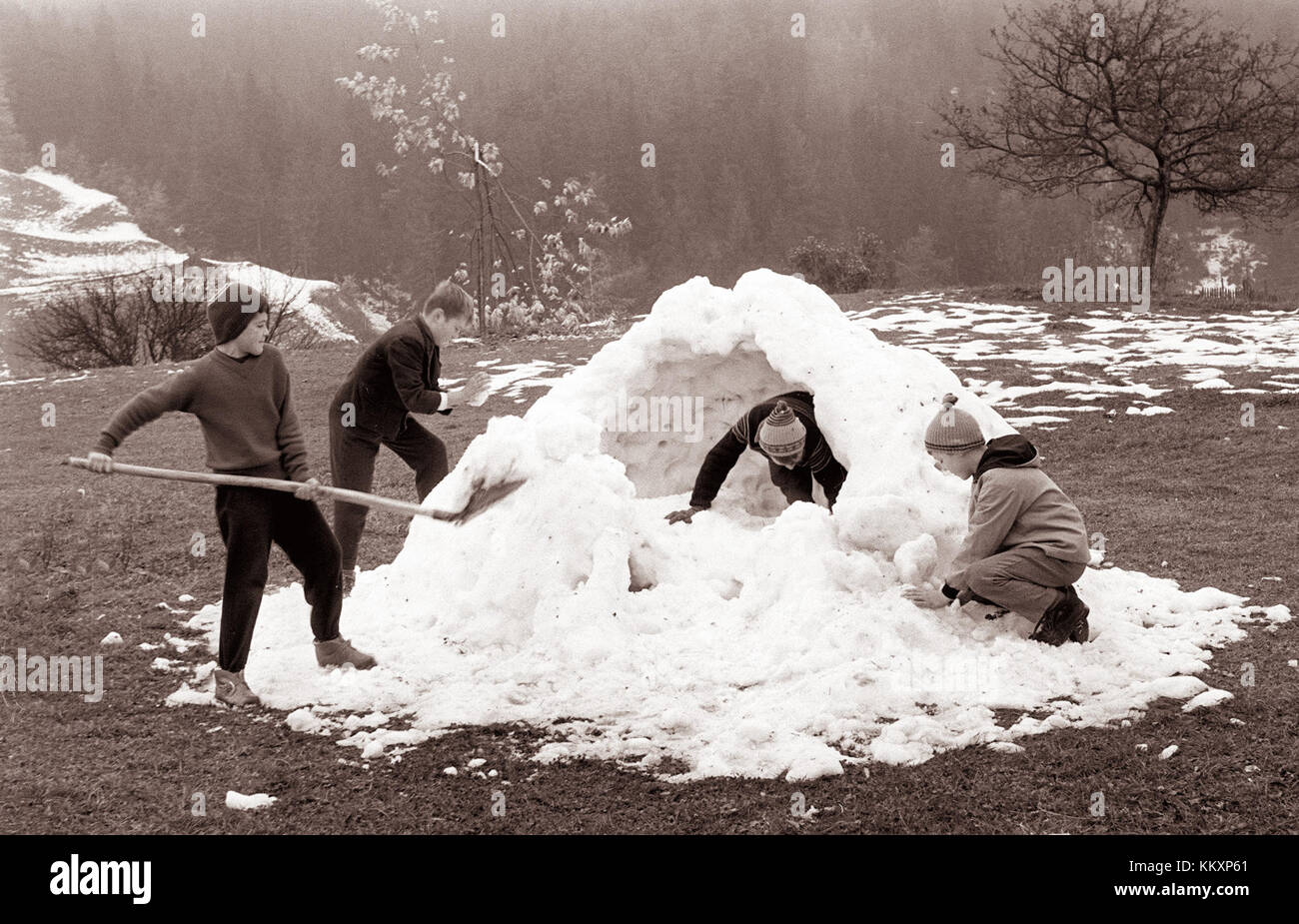 Questa fotografia del 1961 mostra i bambini che giocano a Celje, in Slovenia. Cattura l'innocenza e la vita quotidiana dell'Europa del dopoguerra, riflettendo i cambiamenti sociali avvenuti nei primi anni '1960 in una città che si stava riprendendo dalla guerra. Foto Stock