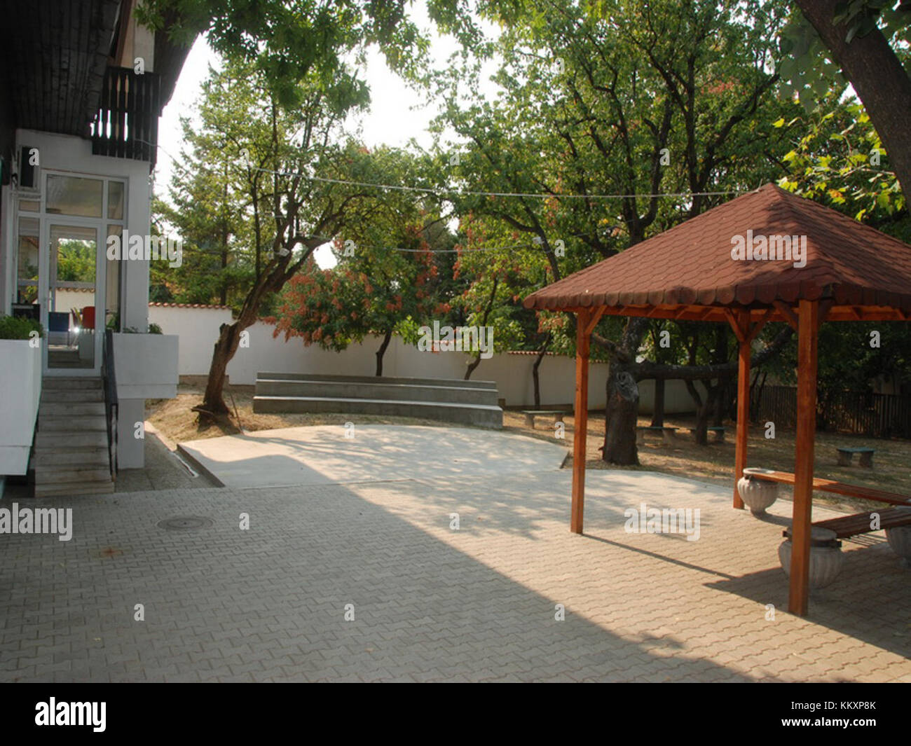 Il termine "École" si riferisce a una scuola o a un istituto scolastico, evidenziando il suo ruolo nel fornire istruzione, promuovere ambienti di apprendimento e contribuire allo sviluppo accademico. Foto Stock