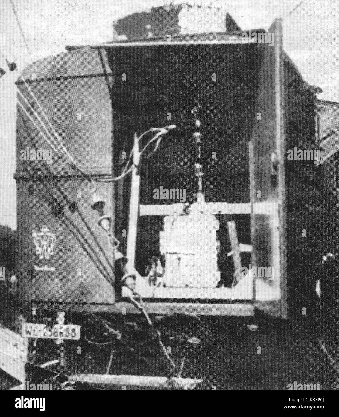 L'Antennenabstimmittelwagen Sender L di Oslo è un veicolo specializzato utilizzato per la regolazione e l'allineamento dell'antenna. È stato utilizzato nei sistemi di trasmissione radio, progettati per ottimizzare la ricezione e la trasmissione del segnale. Questo veicolo ha svolto un ruolo cruciale nel garantire una comunicazione efficace in tutta la regione. Foto Stock