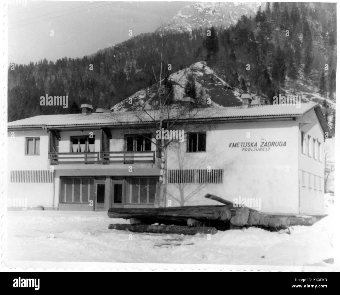 Una cartolina d'epoca con Podljubelj, un piccolo villaggio in Slovenia conosciuto per la sua bellezza panoramica e i siti storici. La cartolina mette in risalto il fascino e il patrimonio culturale del villaggio. Foto Stock Una cartolina d'epoca con Podljubelj, un piccolo villaggio in Slovenia conosciuto per la sua bellezza panoramica e i siti storici. La cartolina mette in risalto il fascino e il patrimonio culturale del villaggio. Foto Stock