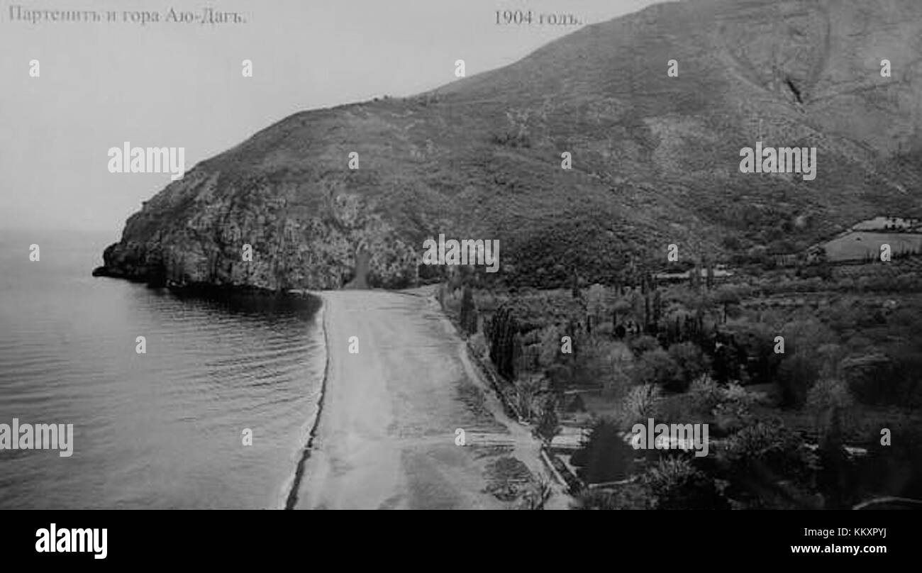Il centro storico di Partenit si riferisce a una località o sito storico di Partenit, una località turistica sulla costa meridionale della Crimea, Ucraina. Quest'area è conosciuta per la sua bellezza paesaggistica e l'architettura storica. La designazione "Vecchia" può riferirsi agli edifici o alle rovine più vecchi all'interno della città, fornendo una panoramica del suo passato come sito storico e destinazione turistica nella regione. Foto Stock