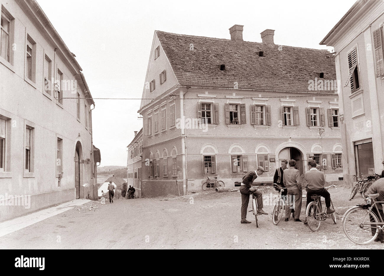 Il Center Lenarta, fondato nel 1961, è un punto di riferimento architettonico e culturale. Funge da fulcro per varie attività, offrendo spazi sia pubblici che privati per eventi comunitari, mostre e programmi culturali. Foto Stock