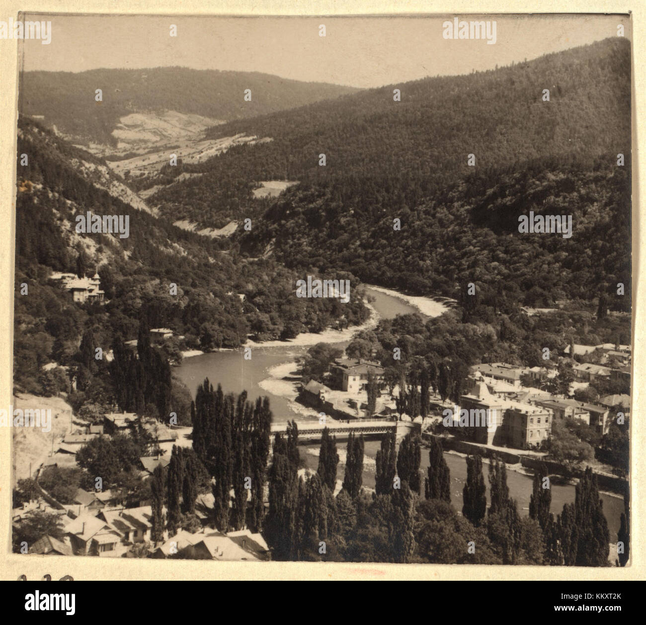 Questa immagine cattura una vista generale di Borzhom, una città della Georgia, dall'altopiano di Torskii. Il paesaggio mostra le montagne circostanti, la vegetazione lussureggiante e la posizione della città all'interno della valle. Foto Stock