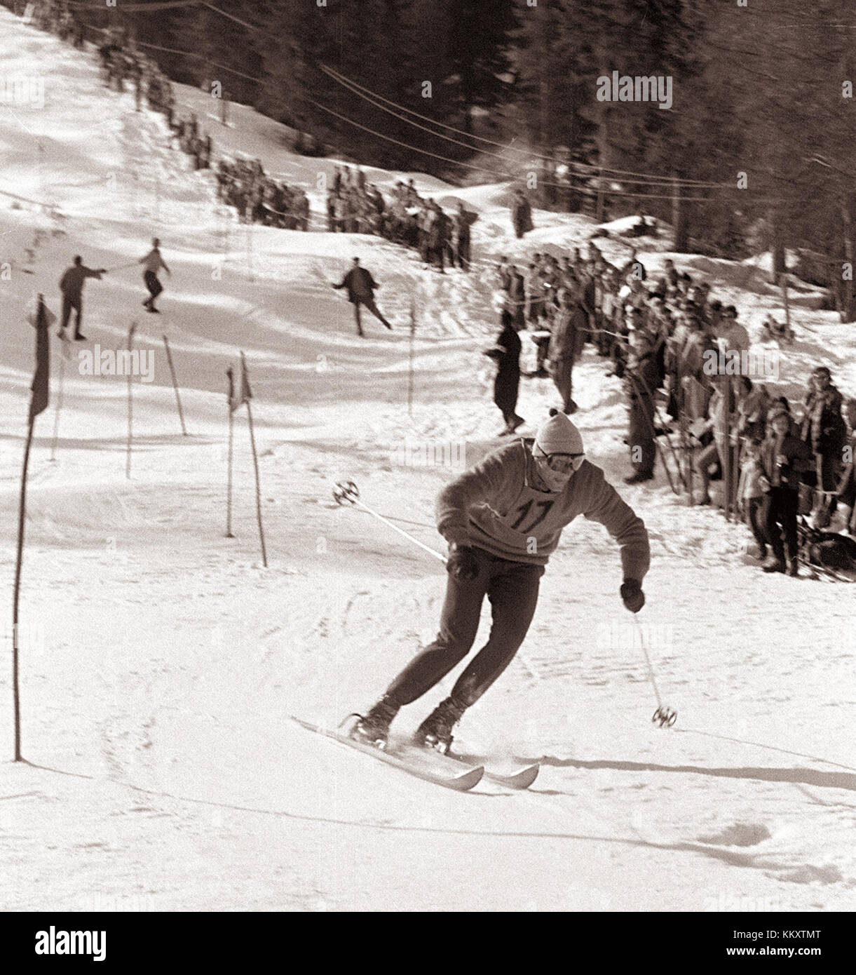Questa foto mostra la prima Coppa Vitranc a Kranjska Gora, in Slovenia, tenutasi nel 1961. Si è trattato di un evento significativo nel mondo dello sci alpino, segnando l'inizio di una delle più importanti gare di sci sloveno. Foto Stock