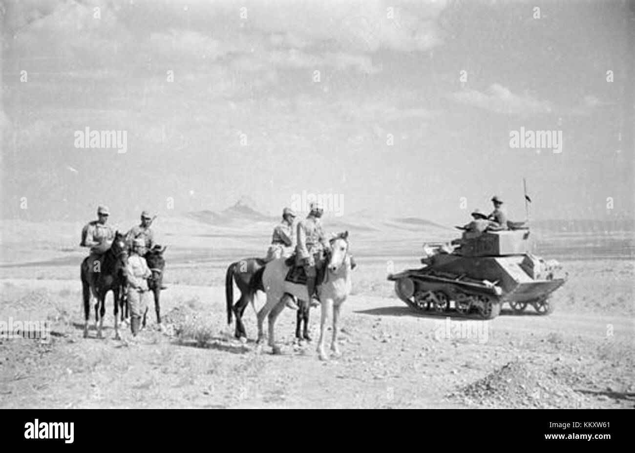 Le truppe sovietiche e britanniche si incontrarono nel deserto vicino a Quazvin durante la seconda guerra mondiale. Questo storico incontro segnò un punto importante nella cooperazione militare tra le due nazioni durante la guerra. Foto Stock