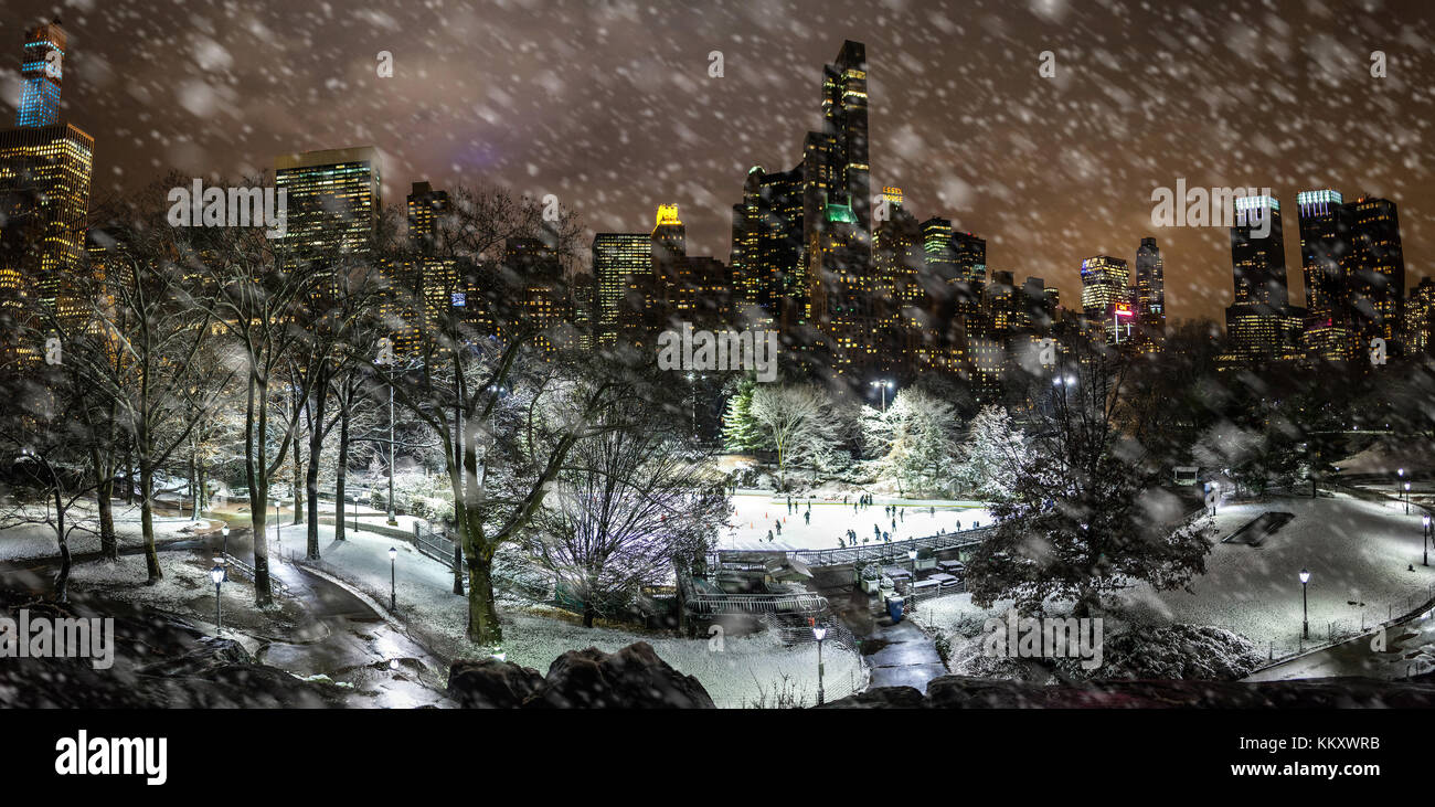Pattinaggio a new york di notte durante la neve Foto Stock