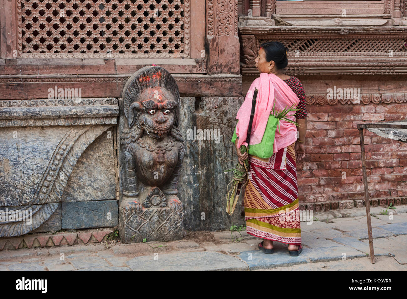 La donna e il demone, Durbar Square, Kathmandu, Nepal Foto Stock
