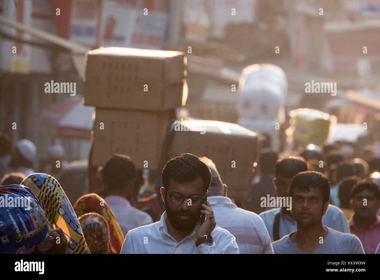 Mercato occupato scena di strada nel centro di Mumbai, India Foto Stock