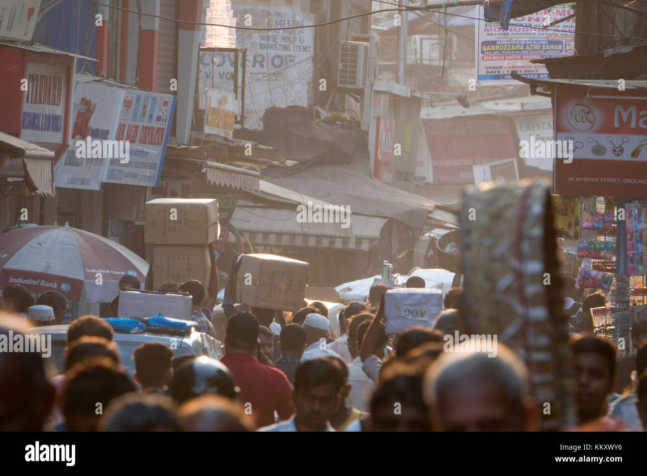 La folla di pedoni in strada trafficata scena di mercato, centro di Mumbai Foto Stock