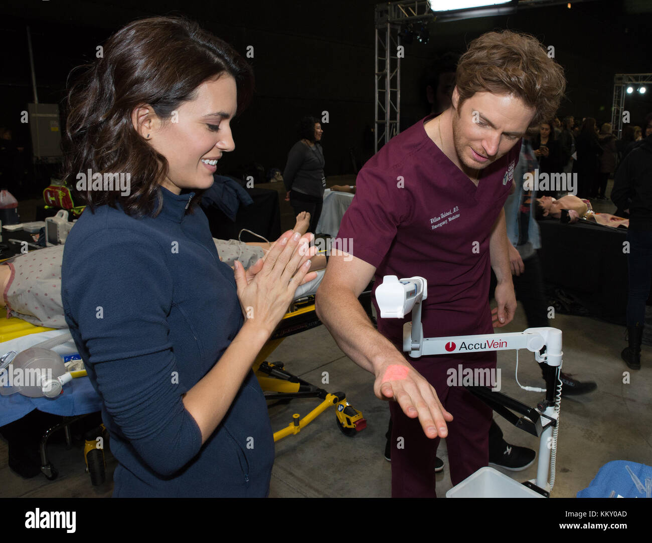 Dietro le quinte con i membri del cast e la troupe chiave di Chicago Fire, Chicago Med e Chicago P.D. con: Torrey Devitto, Colin Donnell, dimostrano l'equipaggiamento medico utilizzato su Chicago Med. Dove: Chicago, Illinois, Stati Uniti quando: 30 ottobre 2017 credito: WENN Foto Stock