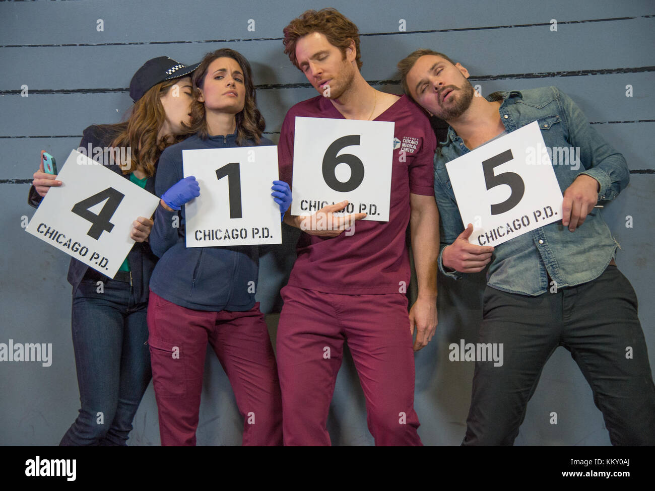 Dietro le quinte con membri del cast e la chiave equipaggio di incendio di Chicago, Chicago med e Chicago p.d. con: marina squerciati, torrey devitto, nick gehlfuss, Patrick john flueger dove: chicago, illinois, Stati Uniti quando: 30 ott 2017 credit: wenn Foto Stock