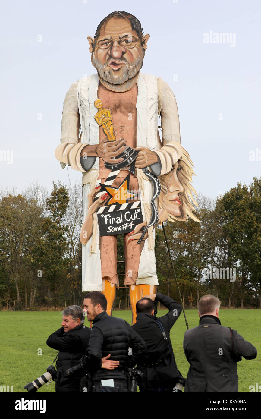 La Edenbridge Bonfire Society rivela il suo famoso ragazzo prima della famosa notte del falò. Quest'anno un'effigie del produttore cinematografico Harvey Weinstein sarà bruciata alla celebrazione di sabato 4 novembre. Con: Harvey Weinstein dove: Edenbridge, Regno Unito quando: 01 Nov 2017 Credit: David Sims/WENN.com Foto Stock