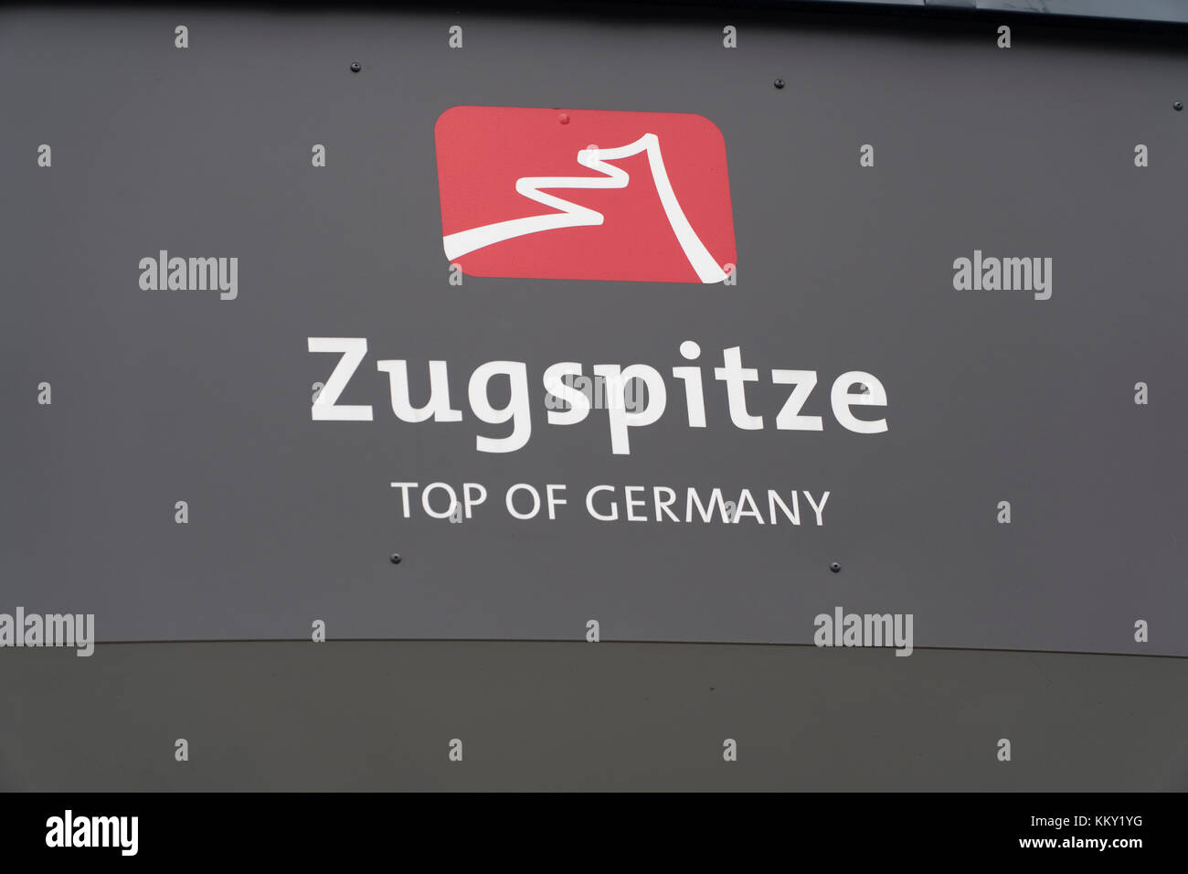 Segno con logo e scritte del massiccio dello Zugspitze, la montagna più alta in Germania Foto Stock